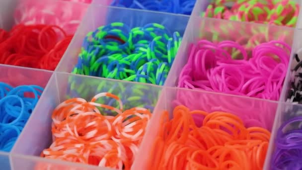 Ein Satz Mehrfarbiger Gummibänder Zum Weben Von Armbändern Für Kinder — Stockvideo