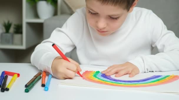 Küçük Bir Çocuk Masada Otururken Çizim Defterine Keçeli Kalemlerle Gökkuşağı — Stok video