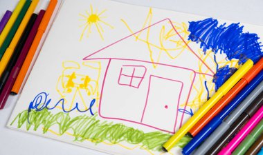 6 yaşındaki bir çocuğun keçeli kalemleriyle çiziyorlardı. Bulutlu ve güneşli bir ev.