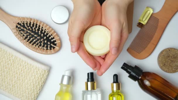 Solide Shampoo Vrouwelijke Handen Natuurlijke Eco Cosmetica Zonder Plastic Voor — Stockvideo