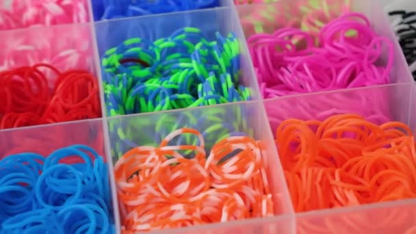 Conjunto Bandas Elásticas Multicolores Para Tejer Pulseras Para Niños — Vídeos de Stock