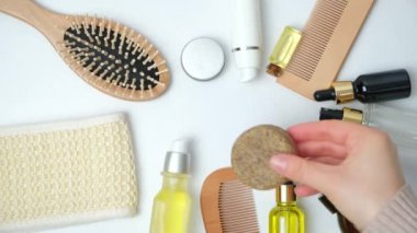 Kadın saç bakımı için doğal çevre dostu kozmetik ürünlerine sağlam şampuan koyuyor.