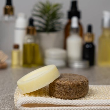 Saç bakımı için sağlam şampuanlar. Doğal el yapımı kozmetik yağlar ve bitkilerden yapılır.