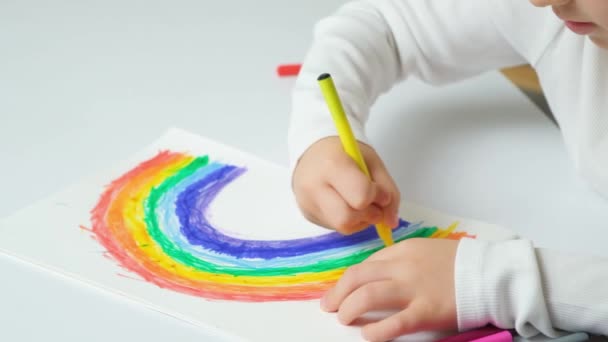 Copil Mic Desenează Curcubeu Stilouri Într Carte Schițe Timp Stătea — Videoclip de stoc