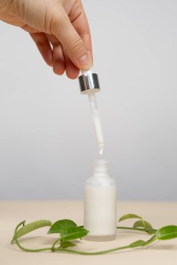 Doğal bitkisel kozmetik ürünleri. Cam kavanozda krem ya da serum..