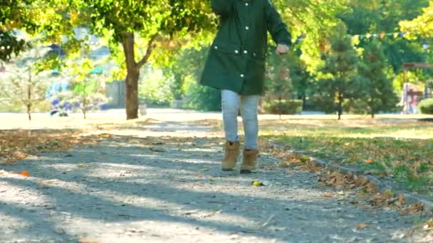 Маленький Ребенок Бегает Осеннем Парке Листьям Удобной Детской Обуви Ноги — стоковое видео