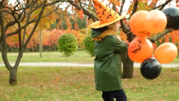 Liten Pojke Firar Halloween Glatt Snurrar Parken Håller Hel Del — Stockvideo