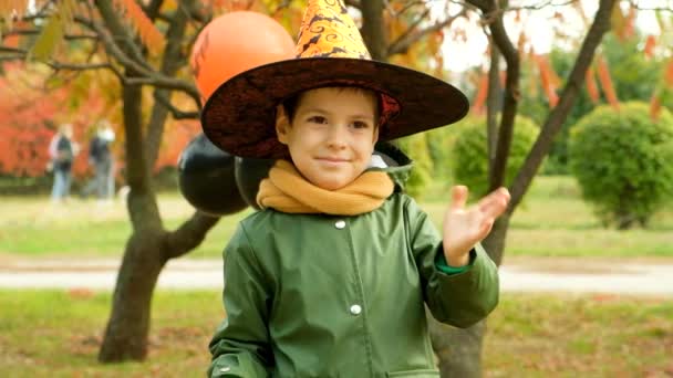 Halloween Bambino Agitando Mano Ciao Mentre Piedi Nel Parco Autunnale — Video Stock