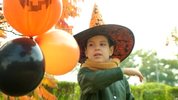 Счастливого Хэллоуина Ребенок Играет Шариками Тыквы Парке Осенью — стоковое видео