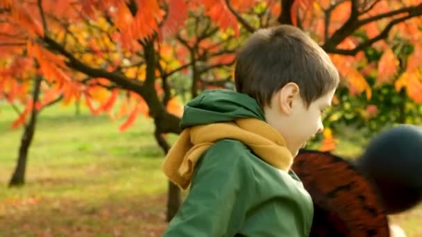 Счастливый Мальчик Надевает Шляпу Хэллоуина Голову Замедленная Съемка — стоковое видео