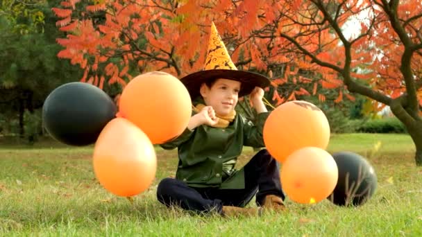 Glad Halloween Unge Leker Med Pumpa Ballonger Parken Höst — Stockvideo