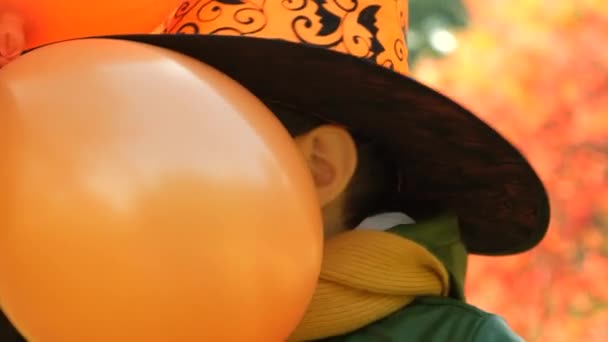 Kleiner Junge Feiert Halloween Dreht Fröhlich Park Und Hält Viele — Stockvideo
