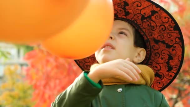 Счастливого Хэллоуина Ребенок Играет Шариками Тыквы Парке Осенью — стоковое видео