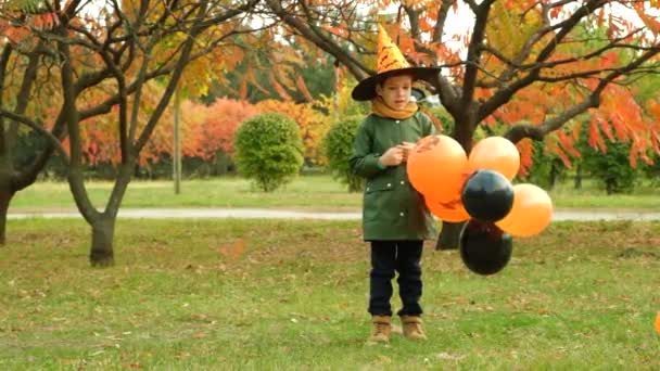 Mutlu Cadılar Bayramı Çocuğu Sonbaharda Parkta Balonlarıyla Oynuyor — Stok video