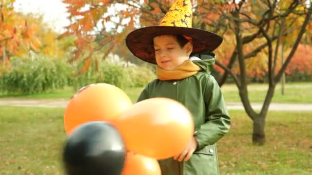 Feliz Halloween Niño Jugando Con Globos Calabaza Parque Otoño — Vídeo de stock