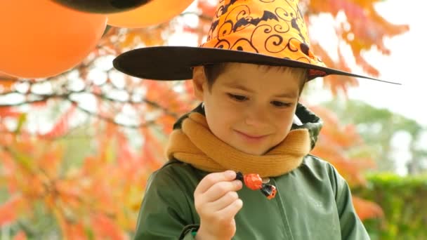 Schattig Halloween Kind Met Vakantie Snoep Hand Tijdens Het Wandelen — Stockvideo