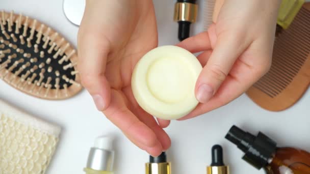 固体洗发水在女性手中 天然生态化妆品 不含塑料护发 — 图库视频影像
