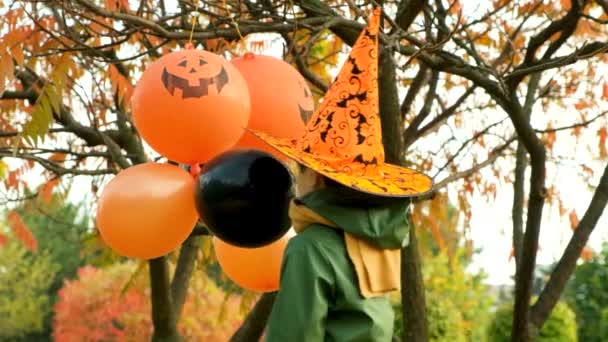 Glad Halloween Unge Leker Med Pumpa Ballonger Parken Höst — Stockvideo