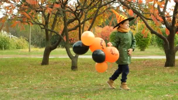 Joyeux Halloween Enfant Jouer Avec Des Ballons Citrouille Dans Parc — Video