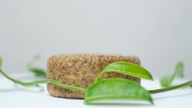 Beyaz arka planda doğal saç bakımı için sağlam şampuan..