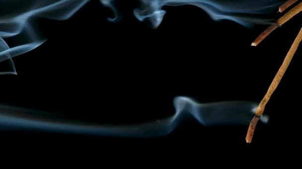 燃烧的香气在黑色的背景上散发着浓烟 熏香棒 芳香疗法和冥想 — 图库视频影像