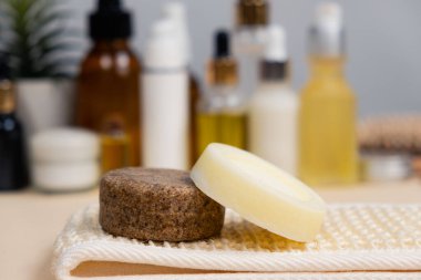 Katı şampuanlar doğal saç bakımıdır. Plastiksiz çevre dostu kozmetik ürünler.