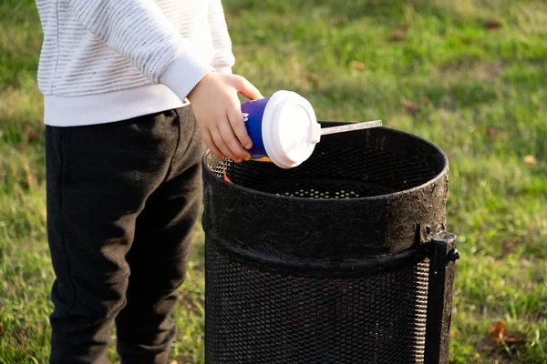 Uma Criança Joga Copo Plástico Lixo Reciclagem Lixo Conceito Redução Fotos De Bancos De Imagens Sem Royalties