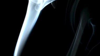 Siyah arka planda beyaz dumanın 4K video çekimi. Tütsülerin, kalıpların ve dalgaların soyut arkaplanı.