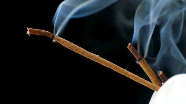 黒い背景に燃えるアロマスティックの煙 香りスティック アロマセラピー — ストック動画