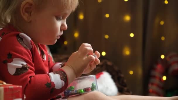 Petite Fille Deux Ans Mangeant Des Bonbons Noël Tout Étant — Video