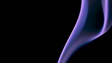 Siyah arka planda mor dumanın yavaş çekim videosu. Tütsülerin, kalıpların ve dalgaların soyut arkaplanı.