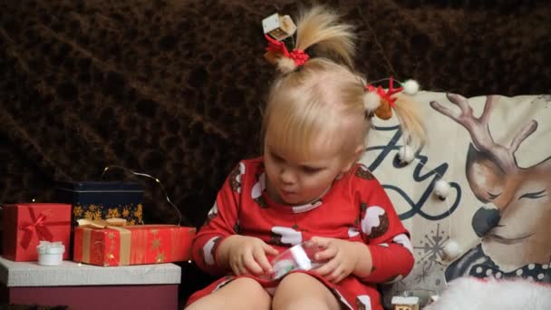 Маленькая Забавная Девочка Ест Шоколад Рождество Хочет Делиться Кем — стоковое видео