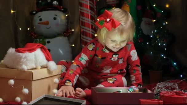 Cute Dwuletnia Dziewczyna Gra Prezentów Świątecznych — Wideo stockowe