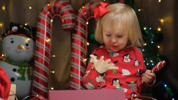 Aranyos Kétéves Lány Karácsonyi Ajándékokkal Játszik — Stock videók