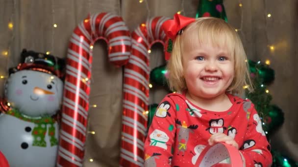 Mosoly Nevetés Boldog Kétéves Kislány Karácsonyi Téli Szünetben — Stock videók