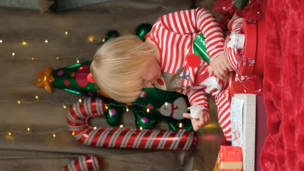 Nettes Zweijähriges Mädchen Spielt Mit Weihnachtsgeschenken — Stockvideo