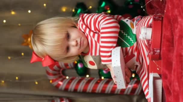 Roztomilé Dvouleté Děvče Hrající Vánočními Dárky — Stock video