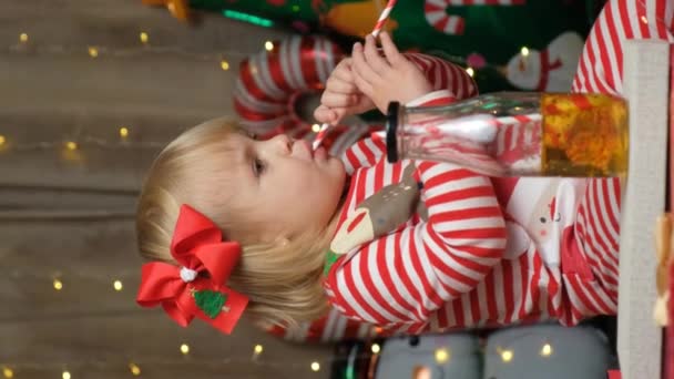 Menina Dois Anos Bebendo Suco Frutas Brincando Com Palha Natal — Vídeo de Stock