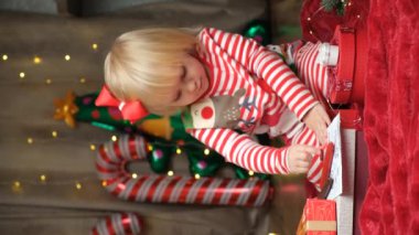 Noel tatilinde çizim ve boyama yapan iki yaşında küçük bir kız..