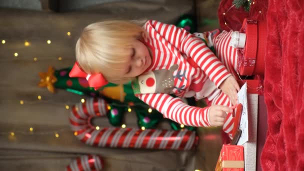 Little Dwuletnia Dziewczyna Rysunek Kolorowanki Rysunki Podczas Świąt Bożego Narodzenia — Wideo stockowe