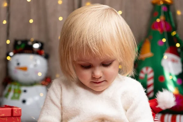 Potret Gadis Kecil Berambut Pirang Pemalu Saat Natal Stok Gambar Bebas Royalti