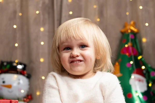 Kerstmis Kinderen Little Two Year Old Blonde Girl Thuis Kerstavond Rechtenvrije Stockafbeeldingen