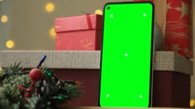 Noel alışverişi. Yeşil ekran krom anahtar akıllı telefon.