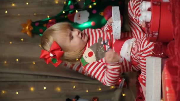 Schattig Twee Jaar Oud Meisje Spelen Met Kerstcadeaus — Stockvideo