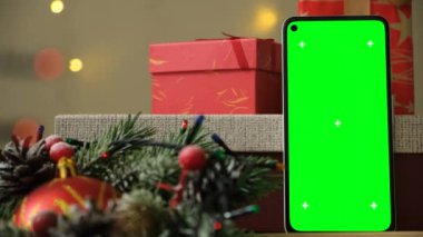 Noel alışverişi. Yeşil ekran krom anahtar akıllı telefon.