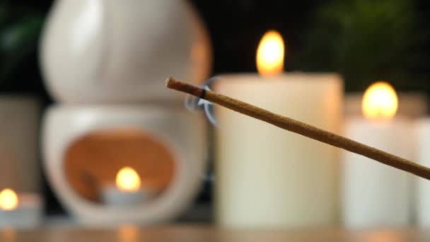 Brennende Räucherstäbchen Und Duftlampen Und Für Die Aromatherapie — Stockvideo
