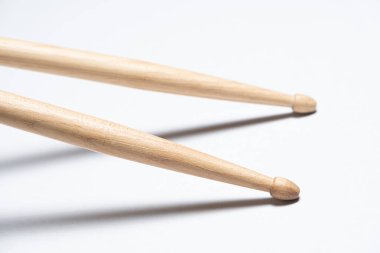 Beyaz arka planda ahşap bagetler