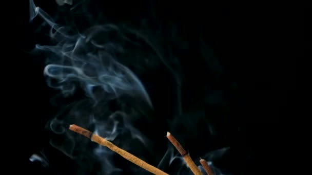Fum Băț Aromă Arzător Fundal Negru Bățuri Tămâie Aromoterapie Meditație — Videoclip de stoc