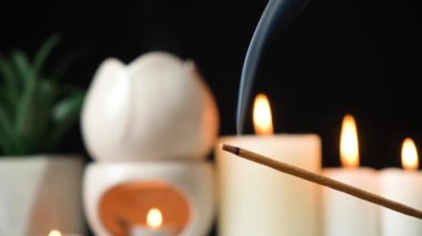 Aroma lambası ve aromaterapi için yanan tütsü çubuğu..