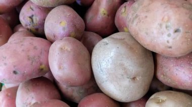 Süpermarkette kırmızı veya pembe patates çeşitliliği, üst görünüm